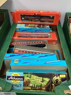 Lot 92 - HO gauge Southern Pacific Loco, rolling stock...