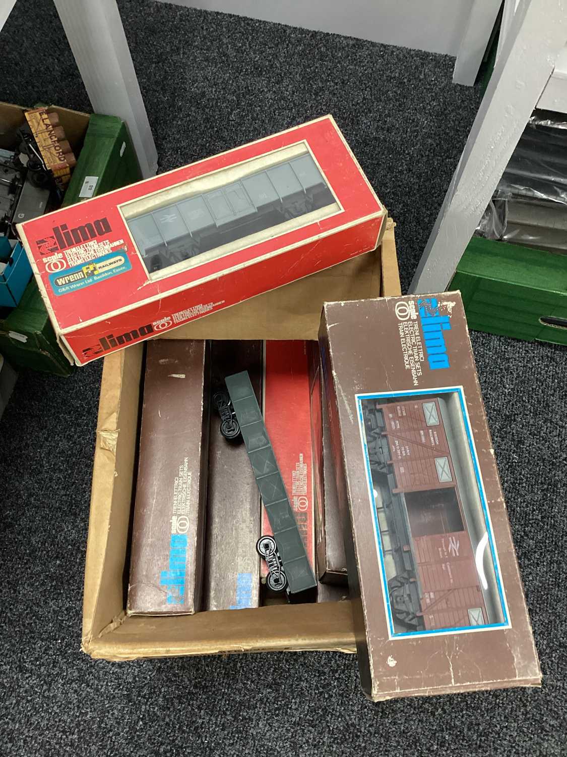 Lot 101 - O Gauge Rolling Stock By Lima, 8 Boxed And 1