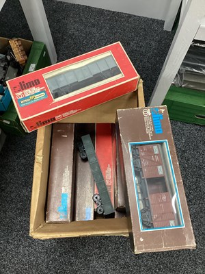 Lot 101 - O gauge rolling stock by Lima, 8 boxed and 1...