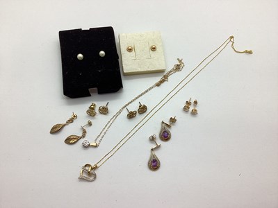 Lot 139 - Assorted Modern "375" and other earrings,...