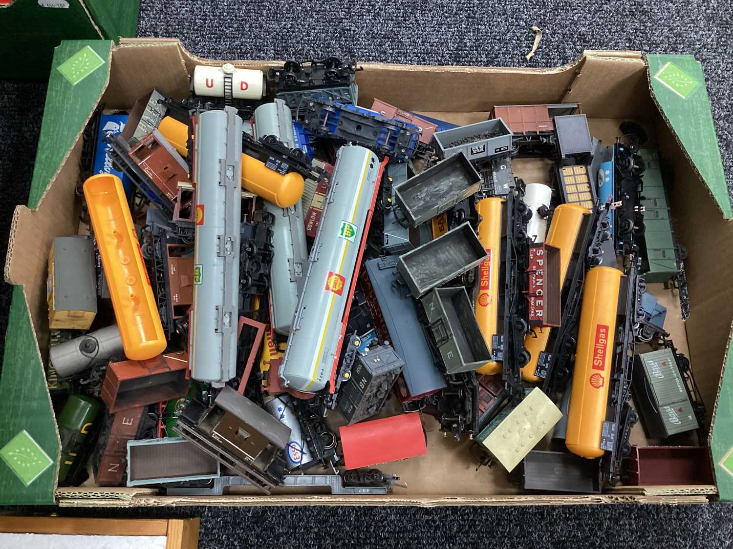 Lot 106 - OO gauge rolling stock, loose, playworn,...