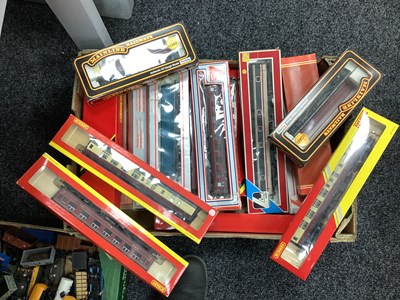 Lot 107 - OO gauge coaches from Mainline, Hornby, Lima...