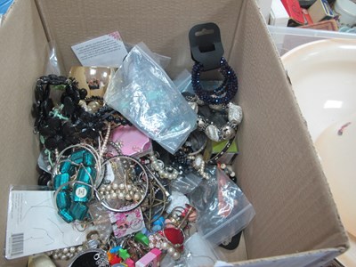 Lot 1120 - Bangles, necklaces, brooches and other costume...