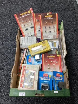 Lot 142 - HO/ OO gauge lineside kits and accessories...