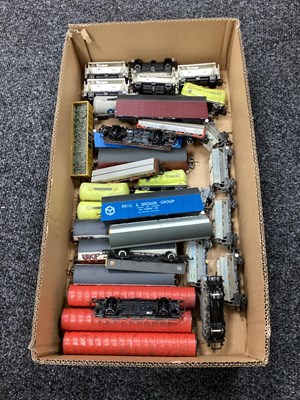 Lot 147 - OO gauge rolling stock, loose, play worn,...