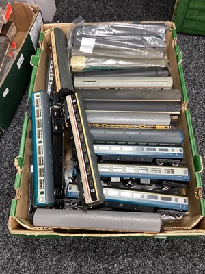 Lot 155 - OO gauge coaches, various makers, loose,...