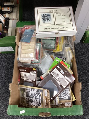 Lot 160 - HO/ OO gauge model kits and accessories,...