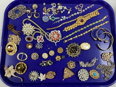 Lot 58 - Assorted Costume Jewellery, including brooches,...