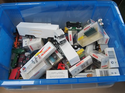 Lot 184 - A quantity of HO Scale plastic model lineside...