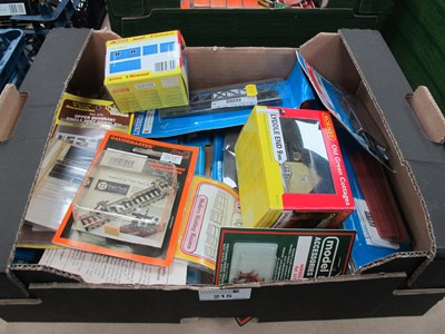 Lot 215 - A quantity of 'N' Scale Lineside accessories...