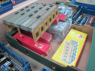 Lot 226 - A collection of Hornby Dublo (2-rail) Rolling...