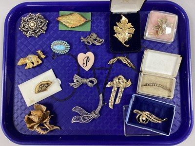 Lot 78 - A Collection of Assorted Costume Brooches,...