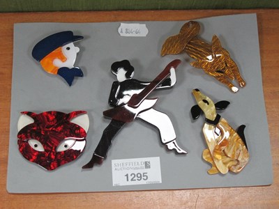 Lot 1295 - Five Modern Brooches.