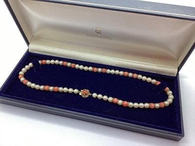 Lot 277 - A Pearl and Coral Bead Necklace, of alternate...