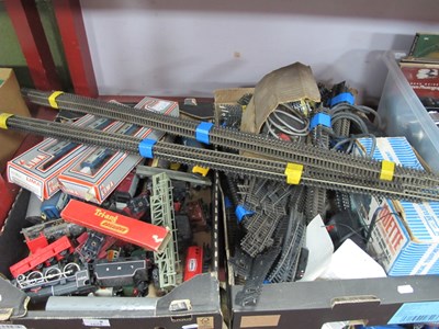 Lot 1078 - Tri-ang Railways 'OO'Gauge, Carriages, Lima...