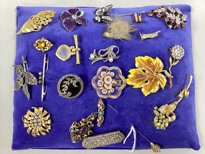 Lot 75 - A Collection of Assorted Costume Brooches,...