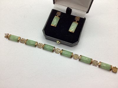 Lot 188 - A Modern 9ct Gold and Jade Panel Bracelet, to...