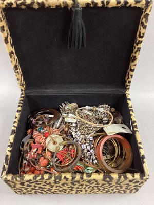 Lot 71 - A Collection of Modern Costume Jewellery, in...