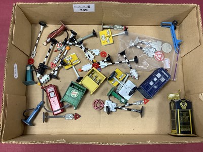 Lot 749 - Quantity of Mid XX Century Lead and Tinplate...