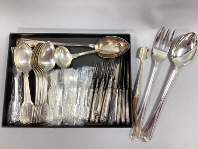 Lot 12 - Fiddle Thread and Shell Pattern EPNS Spoons,...