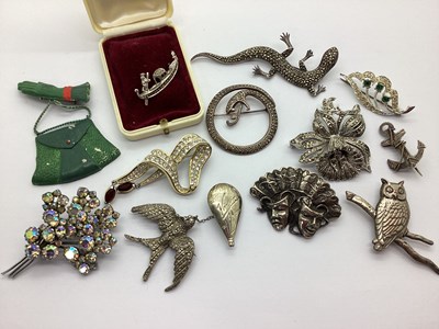 Lot 25 - A Small Collection of Brooches, including a...