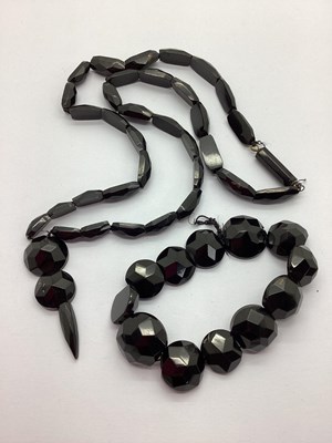 Lot 169 - A Faceted Jet Coloured Necklace, the graduated...