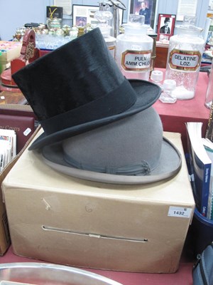 Lot 1432 - Dunn & Co Grey Top Hat, 500 678 in box,...