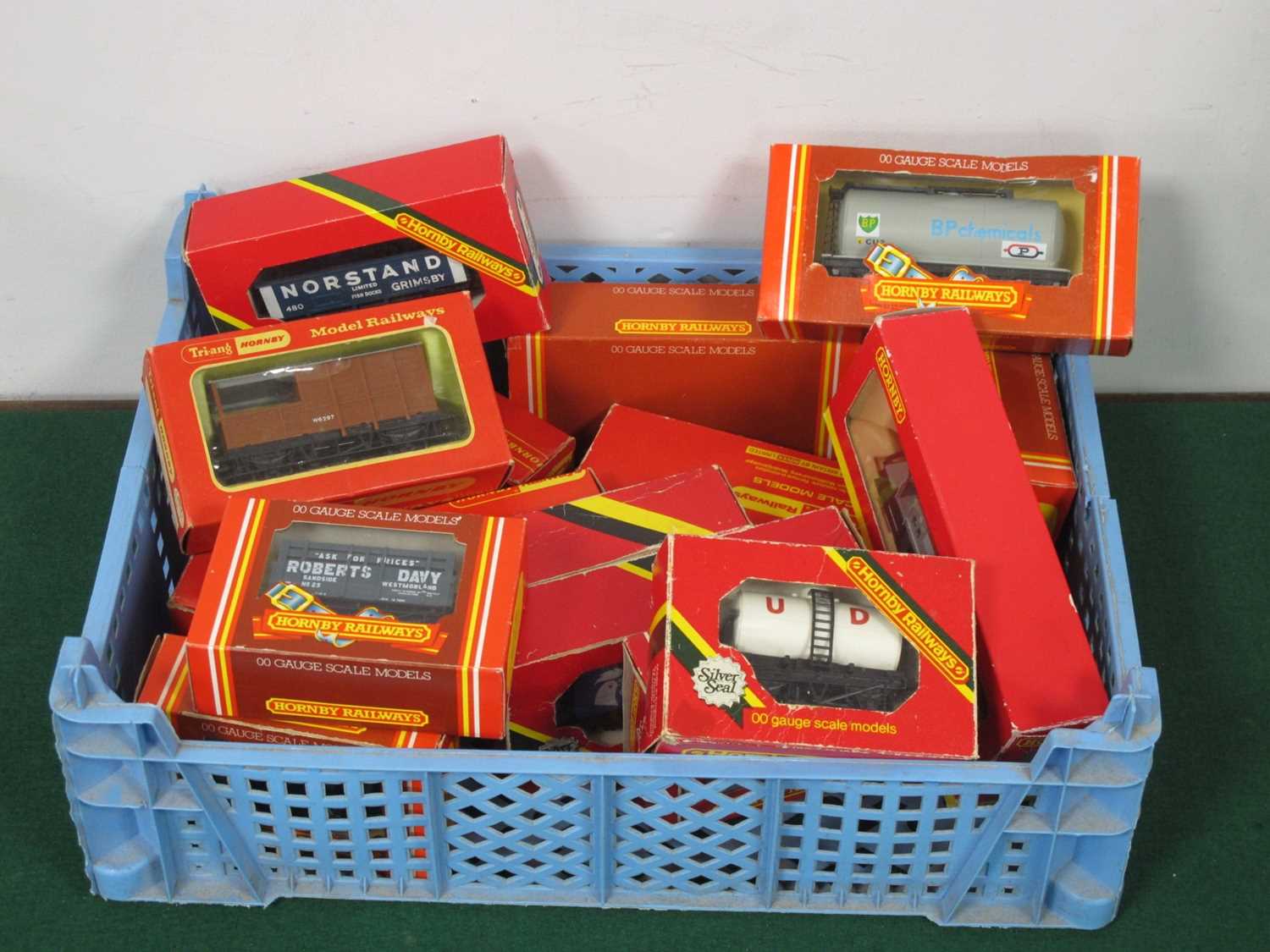 Lot 538 - Sixteen 'OO' Gauge/4mm Boxed Items of Hornby...