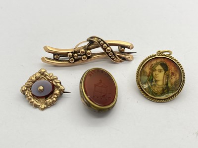 Lot 271 - A 9ct Gold Victorian Bar Brooch, beaded...