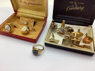 Lot 225 - A 9ct Gold Gent's Signet Ring, the hardstone...