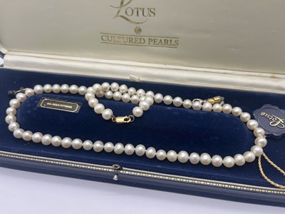 Lot 253 - A Single Strand Pearl Bead Necklace, to clasp...