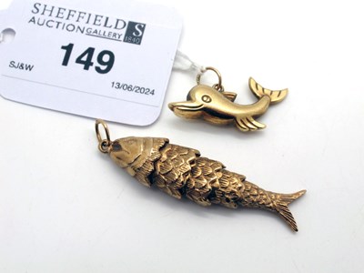 Lot 149 - A 9ct Gold Novelty Articulated Fish Pendant,...