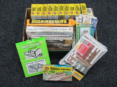 Lot 808 - A Quantity of OO/HO Scale Plastic and Card...