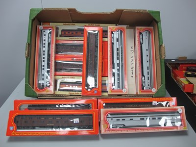Lot 839 - Fourteen HO Gauge Outline American Coaches by...