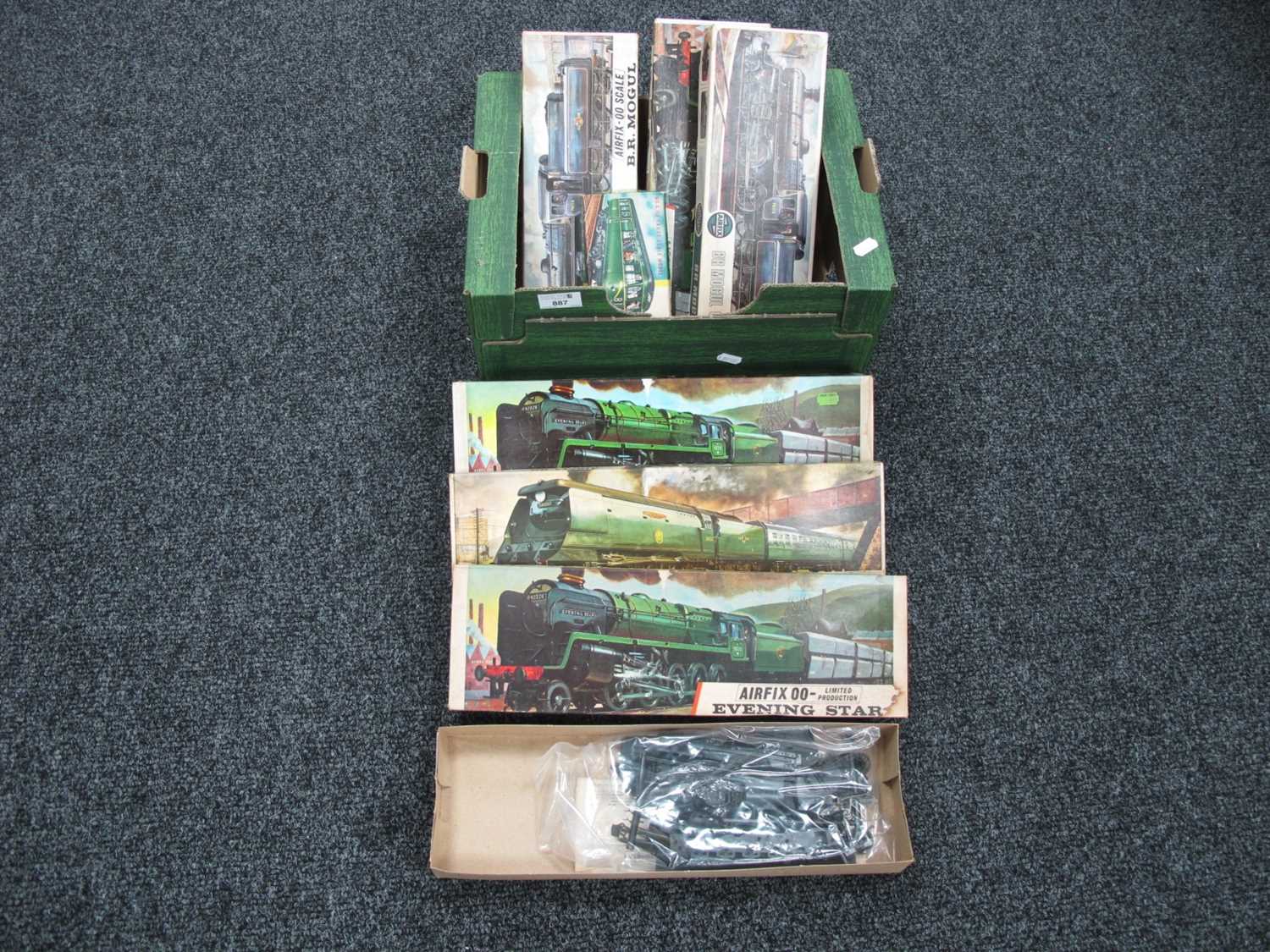 Scale O Model Train Kit Lot 887 - Seven OO Scale Plastic Model Locomotive Kits