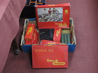 Lot 424 - A Quantity of Tri-Ang 'OO' Model Railway,...