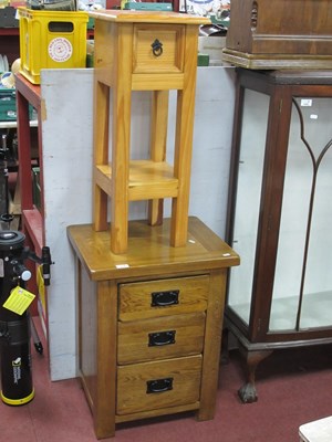 Lot 1558 - An Oak Chest of Drawers, with three small...