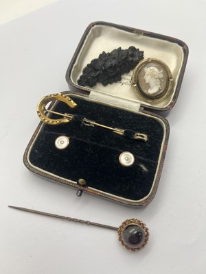 Lot 276 - A Single Stone Cabochon Stickpin, circular...