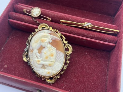 Lot 257 - An Oval Shell Carved Cameo Brooch, depicting...