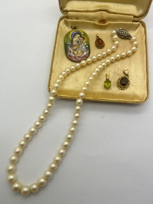 Lot 279 - Two 9ct Gold Pendants, oval and teardrop...