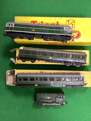 Lot 539 - A Triang T.T. Gauge Class 104 D.M.U BR green...