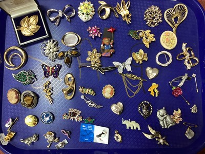 Lot 47 - An Assortment of Modern Brooches, to include...