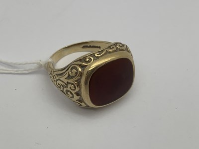 Lot 119 - A 9ct Gold Polished Hardstone Inset Gent's...