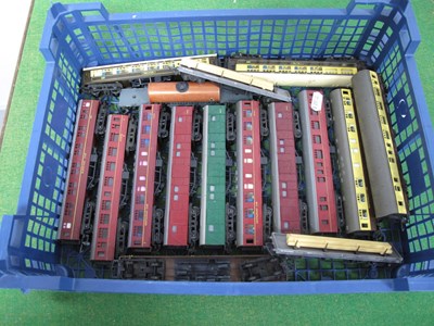 Lot 443 - Thirteen Triang 'TT' Gauge/3mm Unboxed Coaches,...