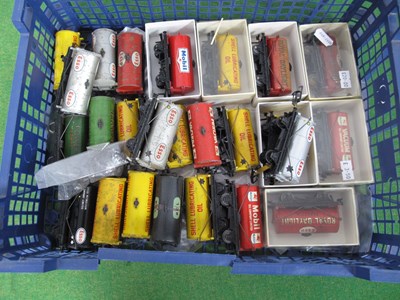 Lot 438 - Twenty-Four Hornby Dublo 'OO' Gauge/4MM...