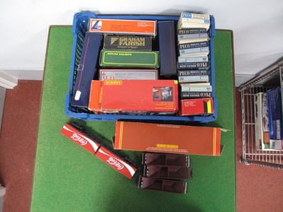 Lot 446 - Twenty-Two 'OO' Gauge/4mm Items of Rolling...