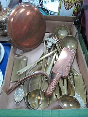 Lot 1117 - Brass Ladles, toast rack, scoop, copper hot...