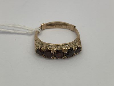 Lot 87 - A Five Stone Garnet Ring, the graduated cut...