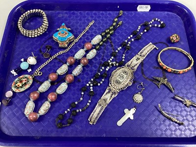 Lot 213 - A Collection of Vintage Jewellery, to include...