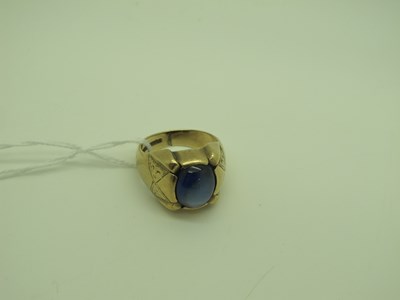 Lot 173 - A 9ct Gold Cabochon Sapphire Single Stone Ring,...